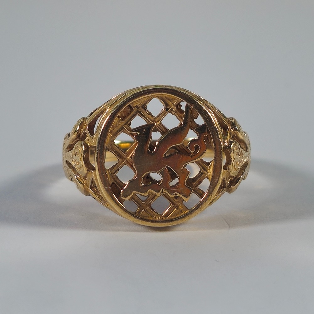 Pre-owned 9ct Gold Welsh Dragon & 3 Feather Oval Signet Ring Size Z1/2 ...